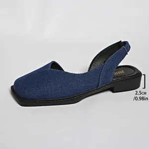 Vista dettagliata dei sandali slingback in denim blu con tacco basso da 2,5 cm.