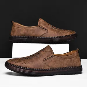 Vue latérale détaillée de chaussures décontractées en cuir marron pour hommes avec laser