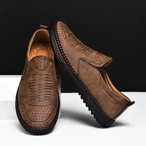 Gros plan de chaussures de détente marron pour hommes avec perforations décoratives