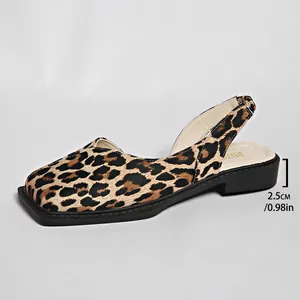Dettaglio del sandalo con stampa leopardata, tacco basso di 2,5 cm e punta quadrata