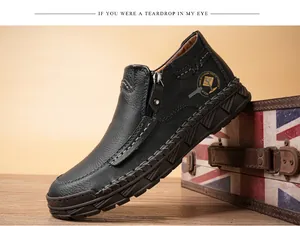 Detalle lateral de botas casuales de cuero negro para hombre con cremallera lateral
