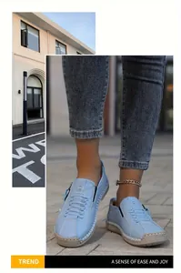 Vista detallada de zapatos casuales planos azul claro cosidos a mano con suela