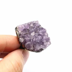Primo piano dettagliato di un anello con druzy di ametista grezza e finitura antica