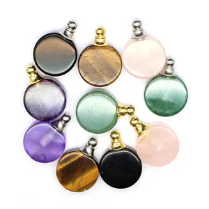 Vue de dessus de divers pendentifs flacons de parfum en pierre naturelle disposés en cercle