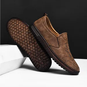 Détail de mocassins décontractés marron pour hommes avec semelle en gomme antidérapante