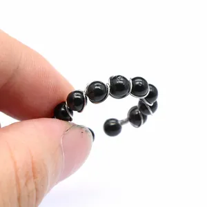 Detaillierte Makroansicht eines handgefertigten, verstellbaren Rings mit Perlen