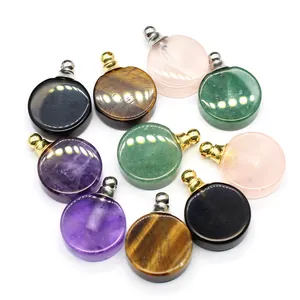 Détail de divers pendentifs flacons de parfum en cristal naturel, quartz rose et améthyste