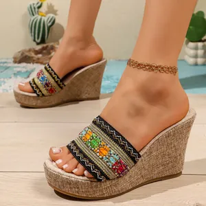 Vue détaillée de la bride brodée ethnique sur sandales compensées à plateforme pour femme.