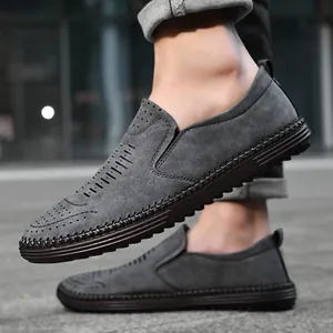Vue détaillée de mocassins gris respirants pour hommes avec daim perforé et semelle