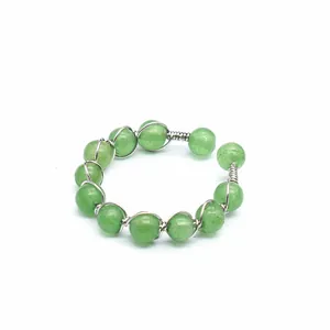 Handgefertigter offener Ring mit grünen Fluorit-Kristallperlen und Silberdraht-Detail