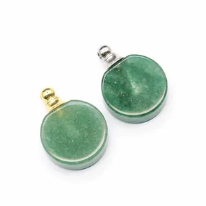 Vue détaillée de pendentifs flacons de parfum en pierre naturelle verte avec bouchons or et argent