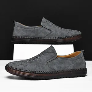 Vue détaillée de mocassins gris respirants pour hommes avec motifs perforés brogue