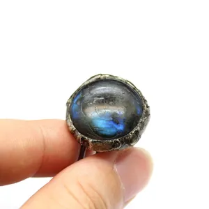 Primo piano di un anello in stile vintage con labradorite rotonda e riflessi blu