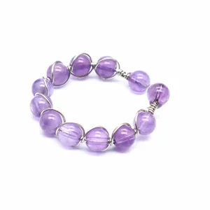 Detail eines offenen Rings aus lila Amethyst-Kristallperlen mit Silberdrahtwicklung