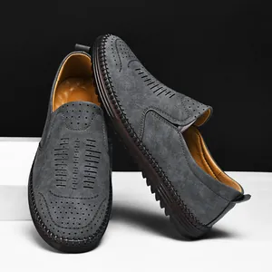 Gros plan de mocassins en daim perforé gris pour hommes avec semelle en caoutchouc durable