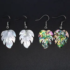 Detalle de pendientes de hoja de monstera en nácar blanco y abulón irisado natural
