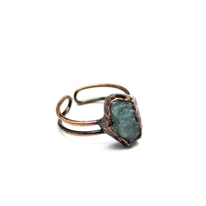 Dettaglio di un anello in stile medievale vintage con una pietra di cristallo blu naturale