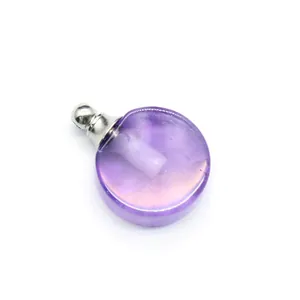 Vue macro d'un pendentif flacon de parfum en améthyste violette avec bouchon argenté