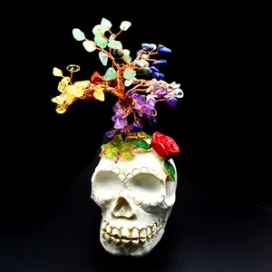 Künstlerischer bunter Kristall-Geldbaum auf geschnitztem Totenkopf-Sockel mit Rose