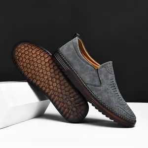 Mocassins respirants en daim gris pour hommes avec semelle caoutchouc à motifs