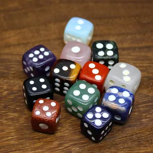 Colección de dados de piedra natural y cristal con puntos blancos grabados a mano