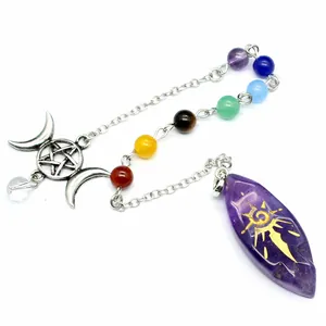 Pendolo in ametista naturale con runa solare dorata e perle chakra su catena d'argento