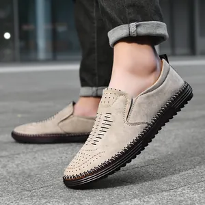 Vue détaillée de mocassins décontractés beiges pour hommes avec semelle en gomme.