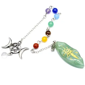 Dettaglio di sette perle chakra e runa solare incisa sul pendolo in avventurina verde