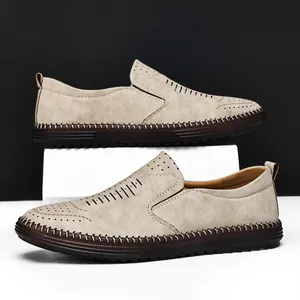 Vue détaillée des mocassins respirants beiges pour hommes avec semelle en gomme.