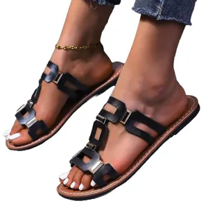 Sandales plates noires pour femmes avec boucles dorées et design à bout ouvert élégant