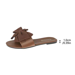 Elegante sandalo piatto marrone con maxi fiocco, altezza tacco 1,0 cm visualizzata