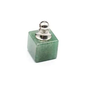 Détail macro du pendentif cube en aventurine verte naturelle avec bélière en argent.