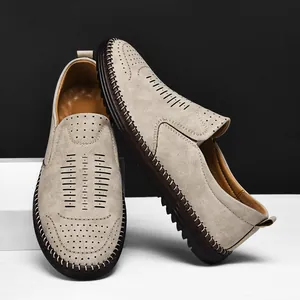 Vue montrant les détails des mocassins en daim beige respirant pour hommes, semelle souple.