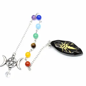 Primo piano di un pendolo runico solare in pietra naturale con perle di chakra