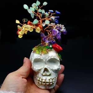 Detailansicht eines handgefertigten Naturkristall-Geldbaums auf weißem Totenkopf