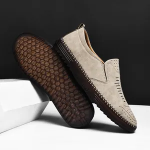 Détail de mocassins kaki pour hommes avec tige respirante et semelle en gomme antidérapante.