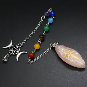 Pendolo in quarzo rosa con runa solare dorata e sette perle chakra su catena d'argento