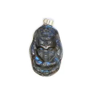 Detailaufnahme eines Ganesha-Anhängers, geschnitzt aus natürlichem Labradorit-Stein.