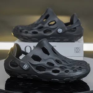 Primer plano de los zuecos de espuma para exterior negros con diseño escultórico hueco