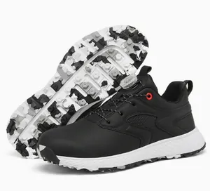 Outdoor sportschoenen met snelvetersysteem en een antislip camouflagezool in zwart-wit