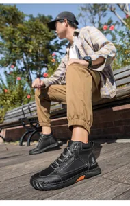 Detalle de los botines de cuero sintético negro cosidos a mano para hombre al aire libre