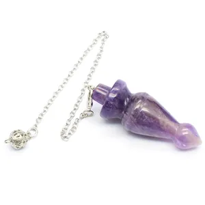Makroansicht von lila Amethyst-Pendel mit Silberkette und konischem Gewindedesign