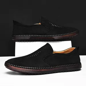 Détail rapproché de chaussures décontractées noires respirantes pour hommes avec semelle