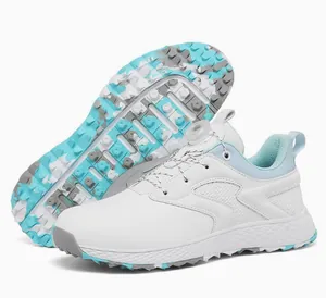 Detailweergave van witte en lichtblauwe outdoor golfschoenen met draaisluiting en noppenzool