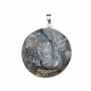 Detailansicht des natürlichen Labradorit-Anhängers mit handgeschnitztem Ganesha-Elefantenkopf.