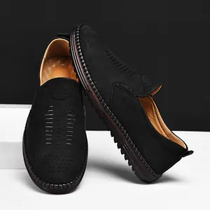 Gros plan sur des mocassins en cuir noir respirant avec détails perforés pour homme