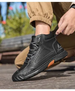 Primer plano de botines de hombre de cuero PU negro cosidos a mano con cordones