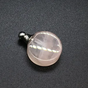 Détail d'un pendentif flacon d'huile essentielle en quartz rose translucide