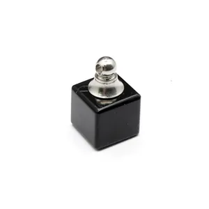 Gros plan d'un pendentif diffuseur cube en pierre noire avec un capuchon argenté élégant.