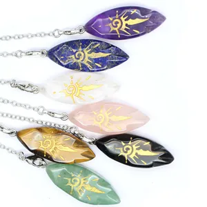 Set di pendoli in pietra naturale con rune solari dorate in forme di cristallo marquise